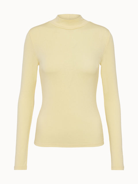 Leichtes, gelbes Langarmshirt mit hohem Kragen von PURELEI, elegant und feminin.
