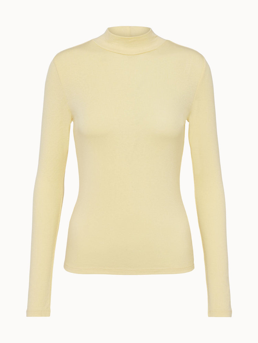 Leichtes, gelbes Langarmshirt mit hohem Kragen von PURELEI, elegant und feminin.