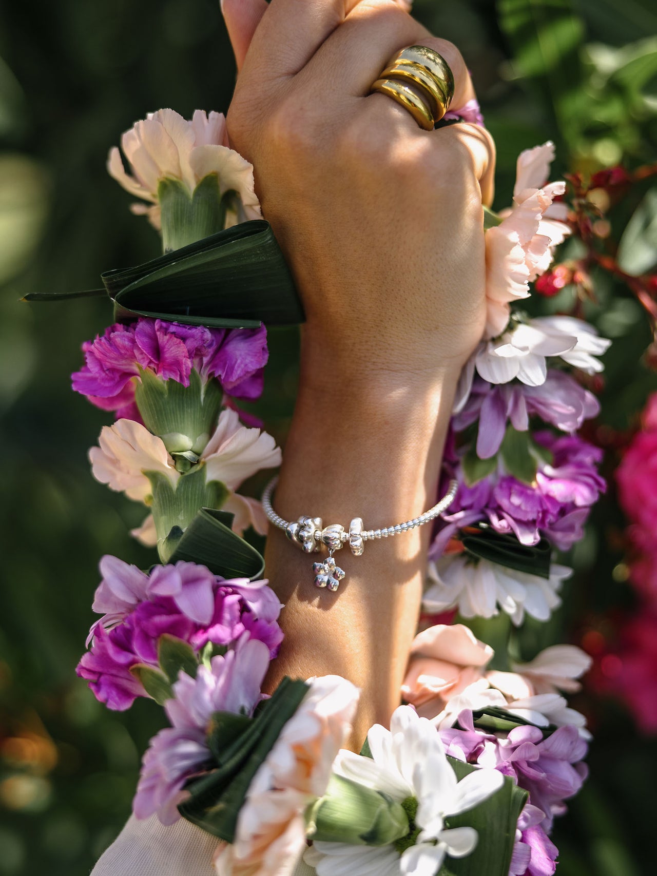 PURELEI Lei Blumen Bubble Charm in Silber an Hand mit Blumenlei, femininer, lebensfroher Island-Spirit Schmuck