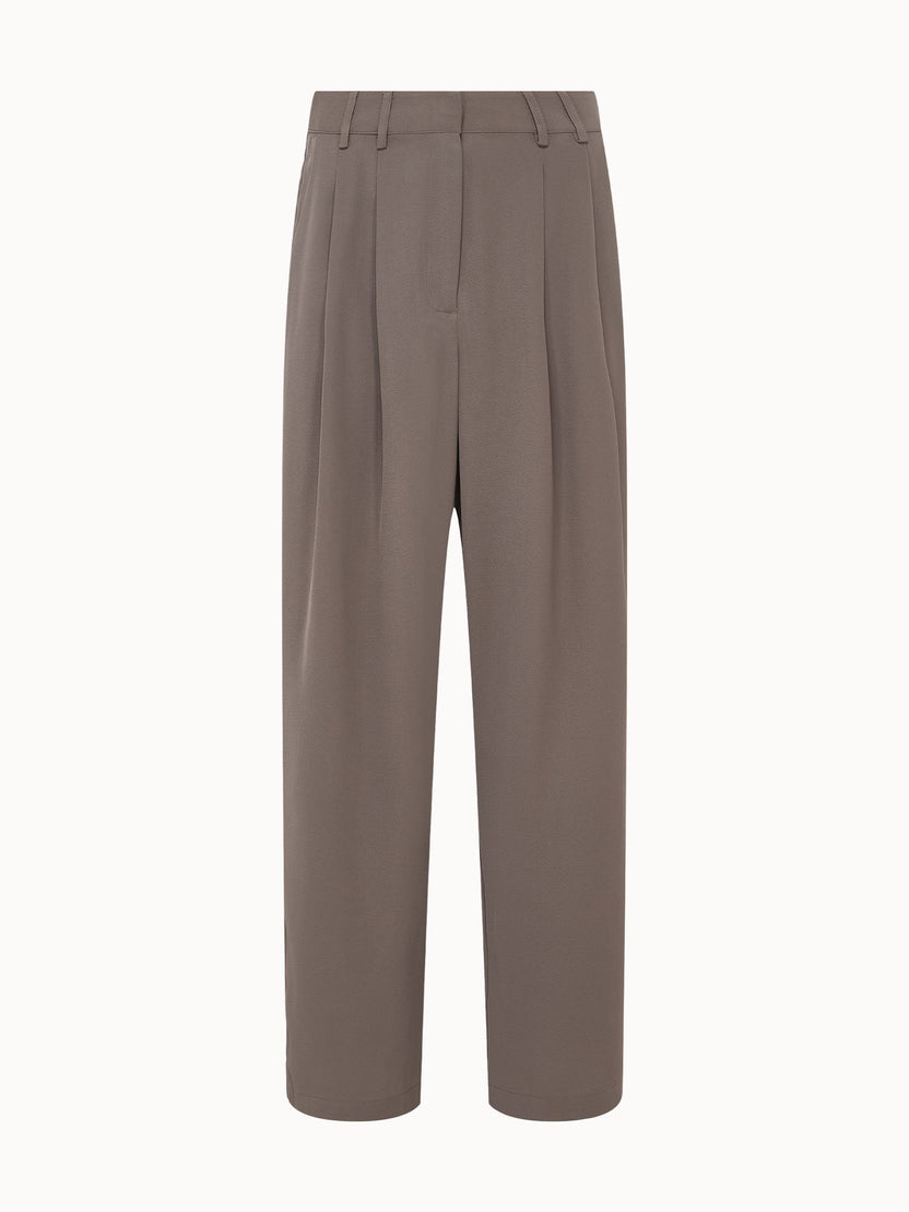 Elegante, braune Hose mit weitem Schnitt von PURELEI, ideal für einen modernen Look.