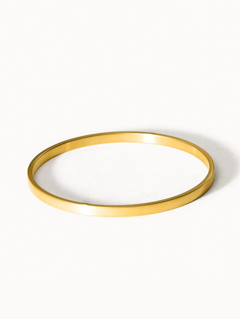 Elegantes, goldenes Armband von PURELEI mit schlichter, glatter Oberfläche.
