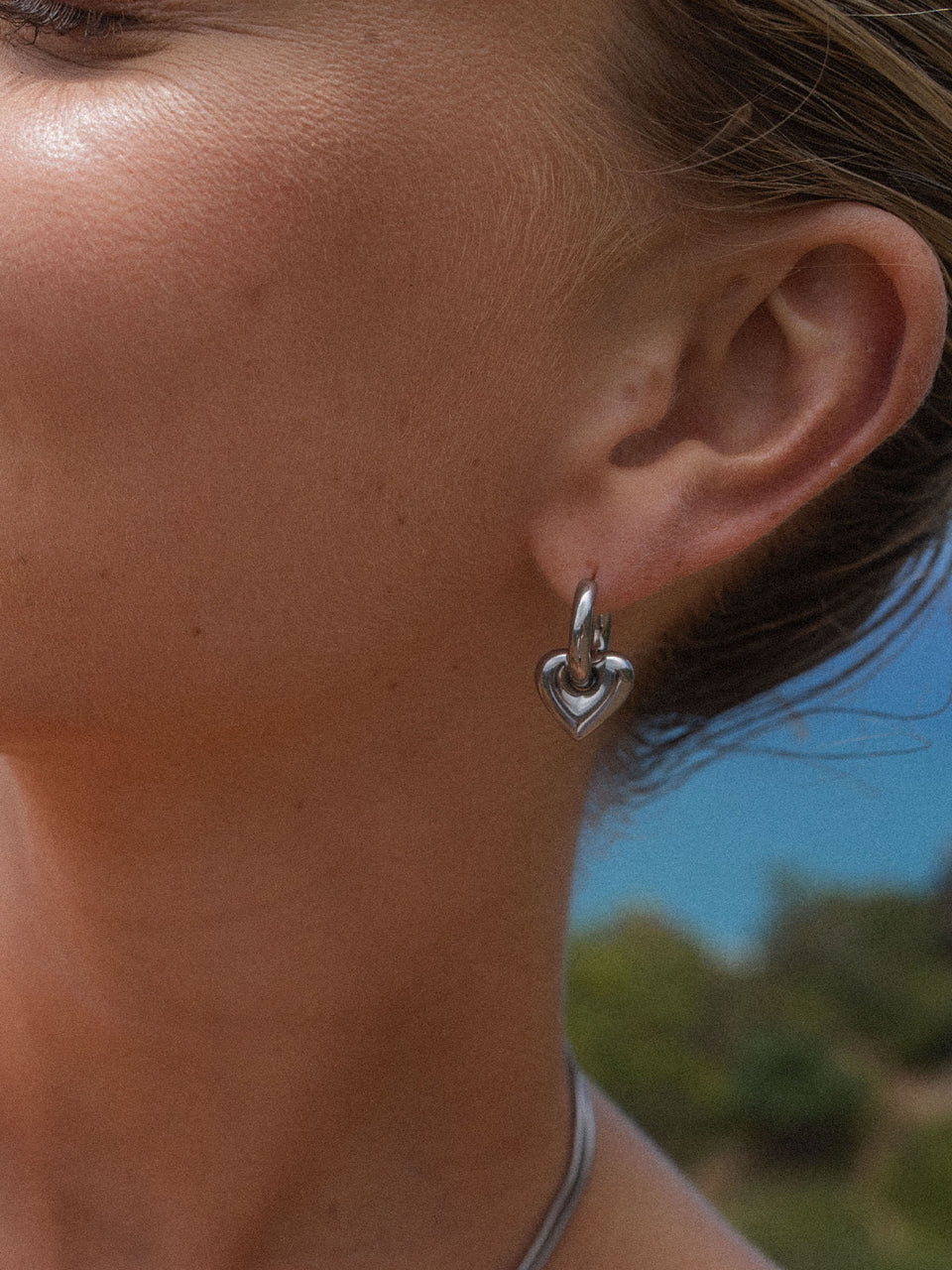 Silberne Herz-Ohrringe von PURELEI, elegant und feminin, strahlen Leichtigkeit aus.