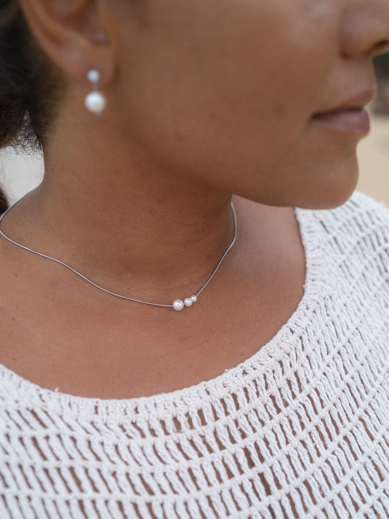 Silberne Kette mit Perlen und passenden Ohrringen, getragen in natürlicher Umgebung – PURELEI.