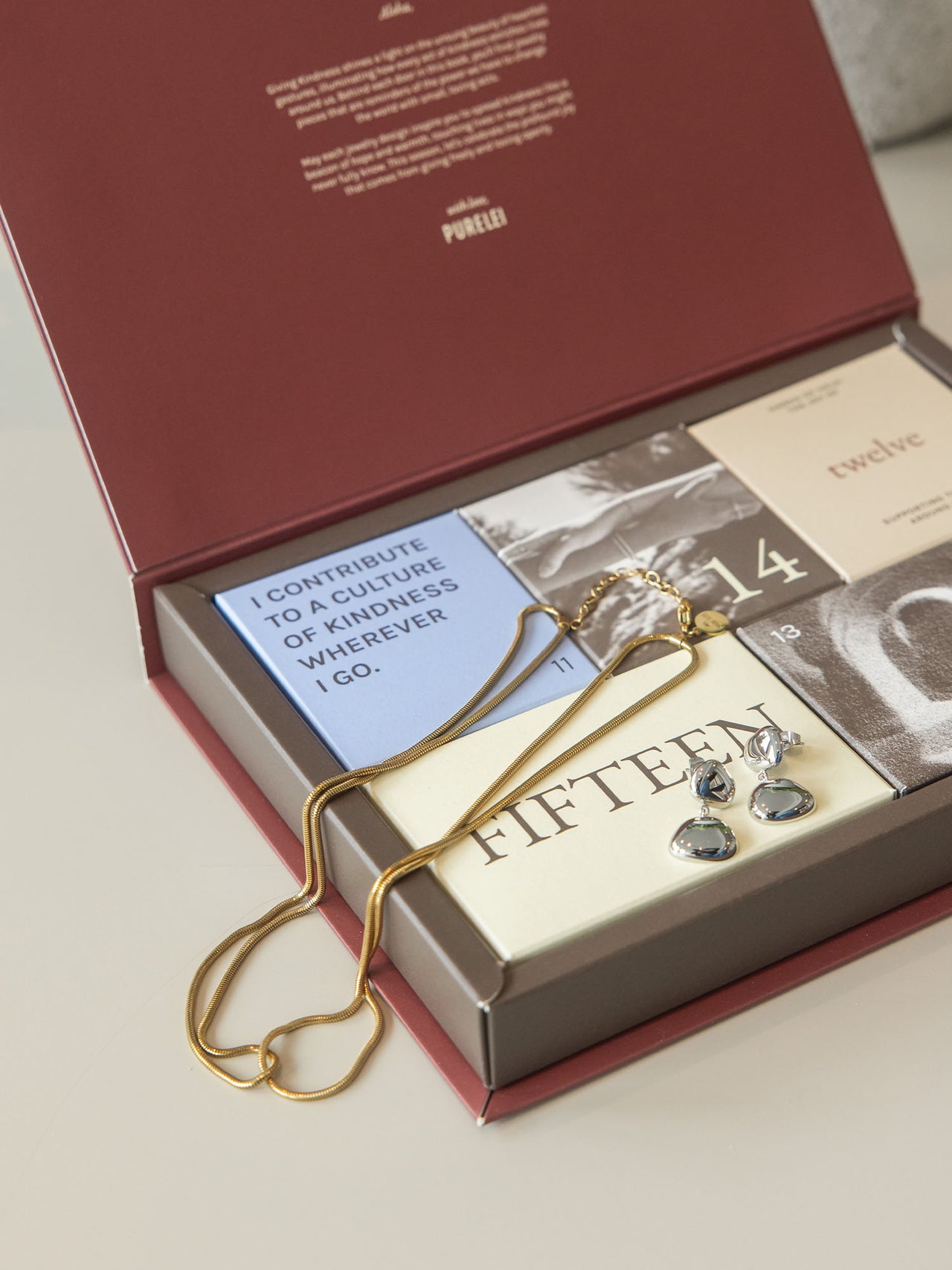 Roségoldene Kette und silberne Ohrringe in eleganter Geschenkbox von PURELEI.