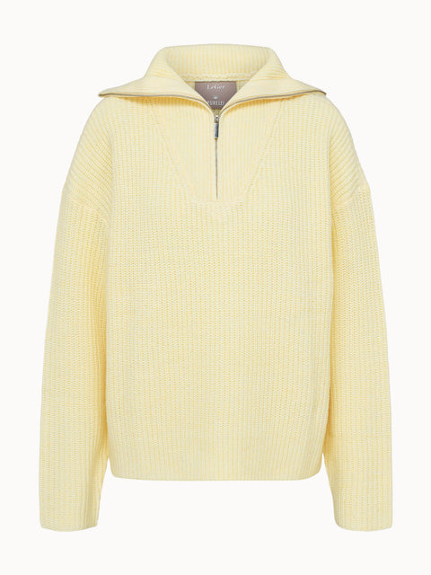 Heller, gestrickter Pullover mit halbem Reißverschluss von PURELEI, in sanftem Gelb.