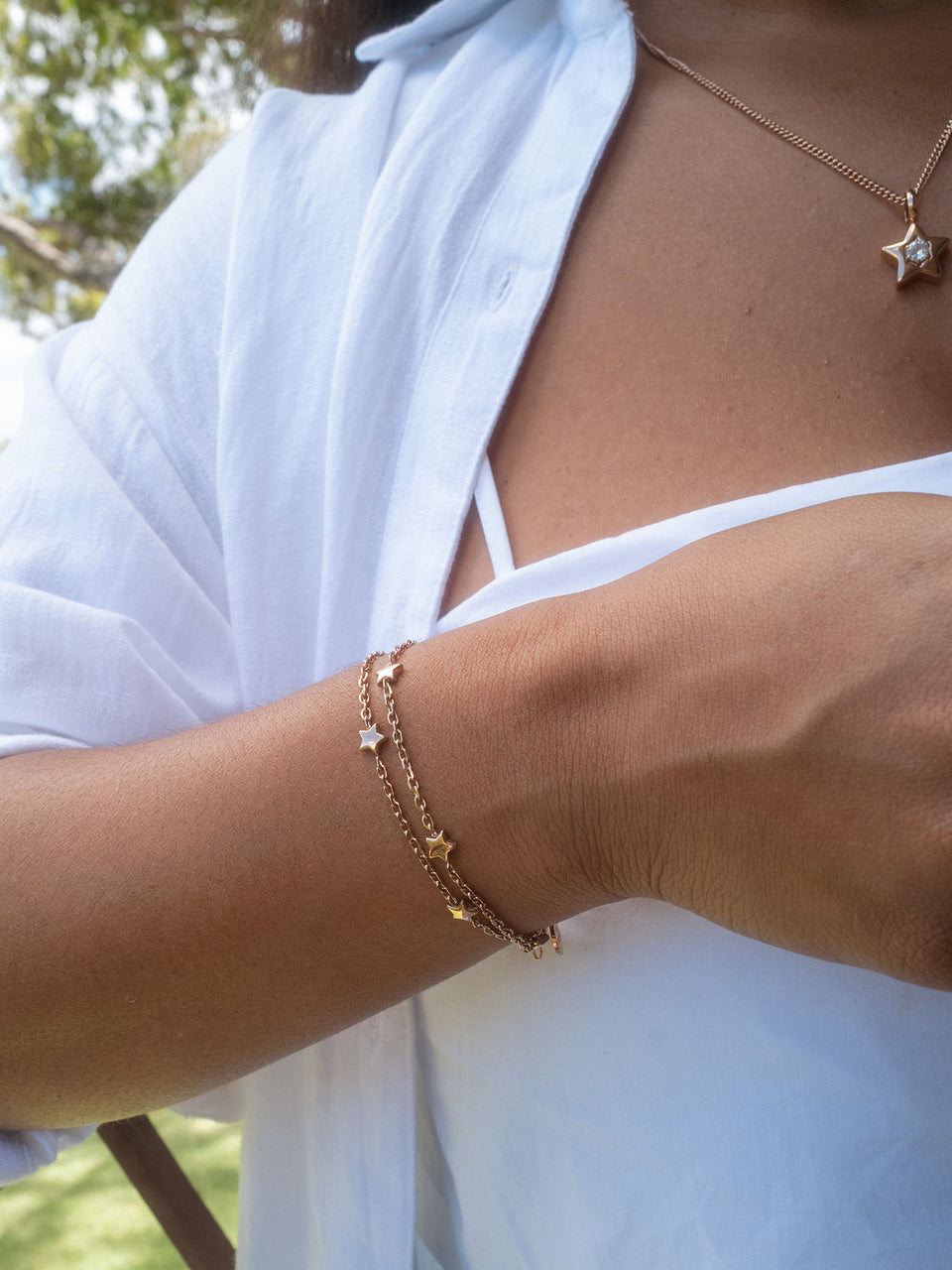 Roségoldenes Armband mit Sternen, getragen am Handgelenk, von PURELEI.