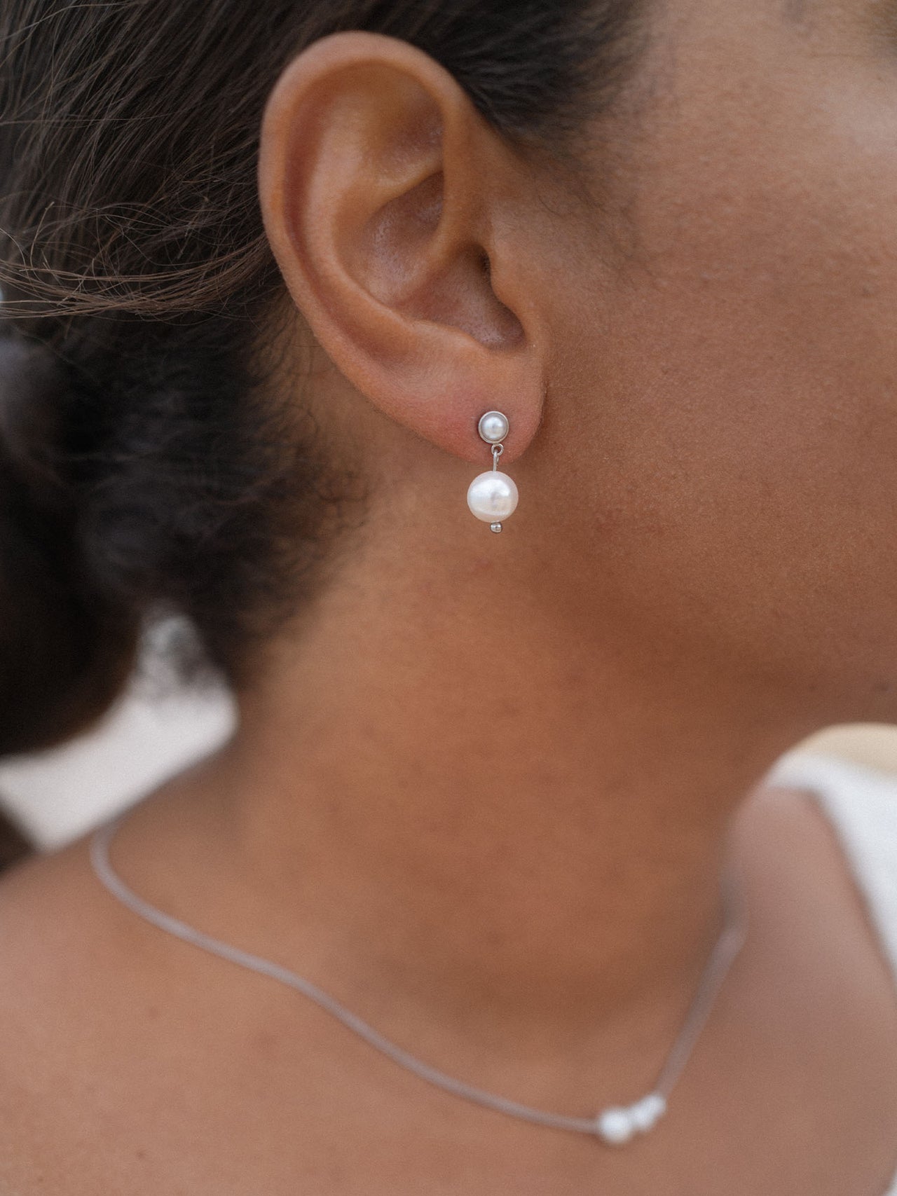 Elegante Ohrringe mit weißen Perlen und silbernen Details von PURELEI, feminin und zeitlos.