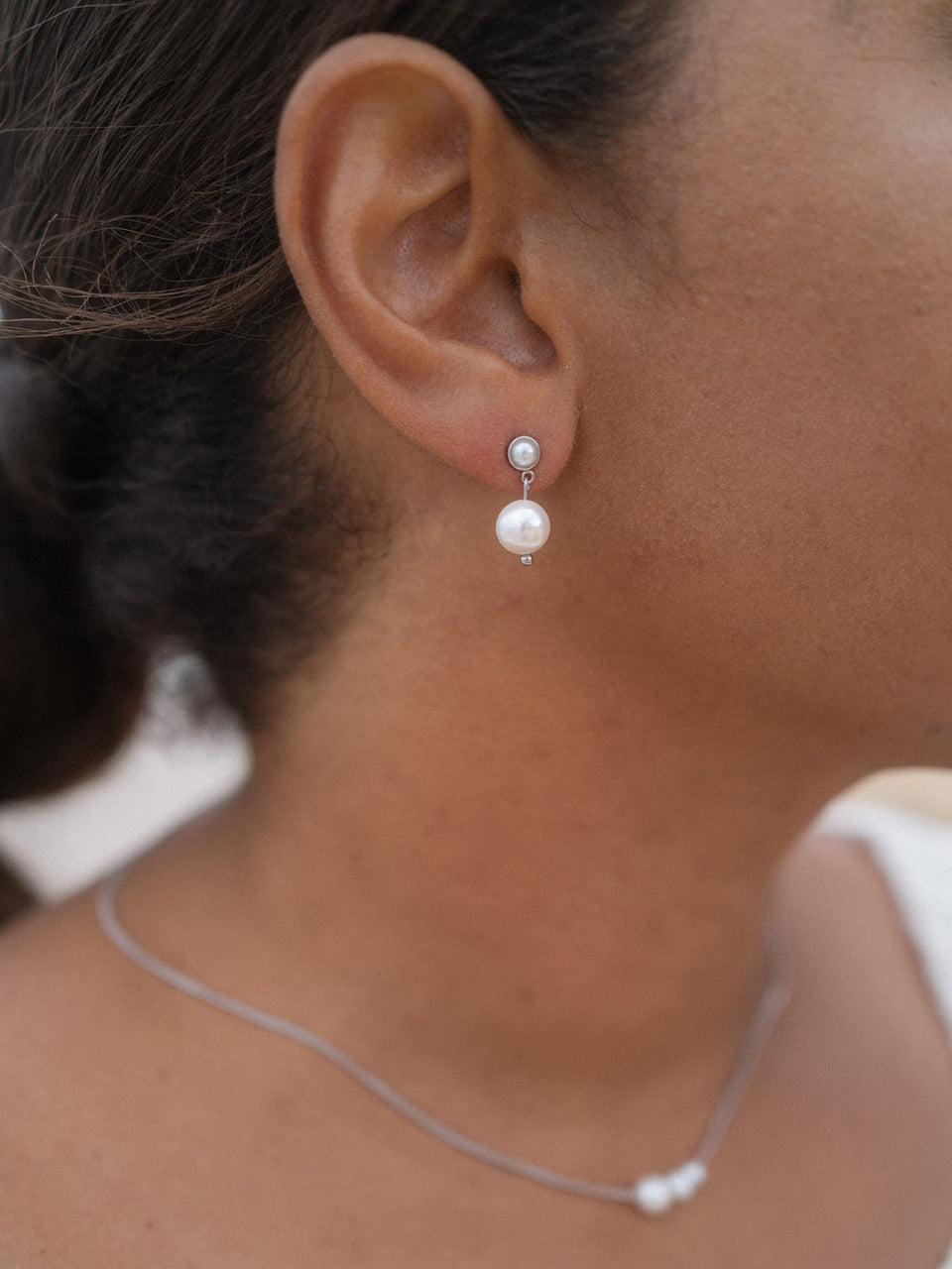 Elegante Ohrringe mit weißen Perlen und silbernen Details von PURELEI, feminin und zeitlos.