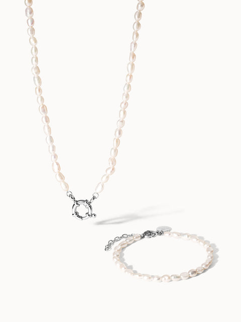 Perlenkette und -armband in zartem Rosé mit silbernem Verschluss von PURELEI.