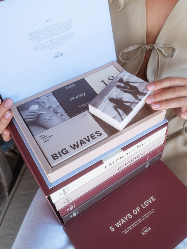 PURELEI Geschenkbox mit inspirierenden Karten in sanften Farben, elegant und einladend.