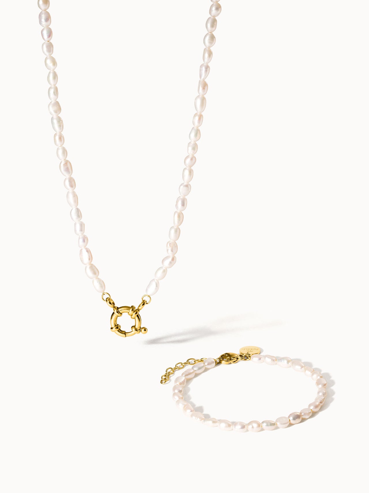 Perlenkette und Armband in zartem Rosa mit goldenen Akzenten von PURELEI.