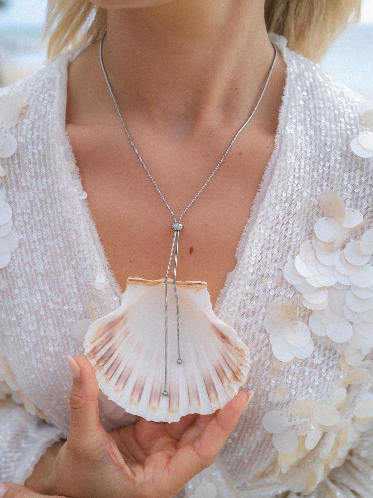 Silberne Kette mit Muschel-Anhänger, elegant und feminin, von PURELEI.