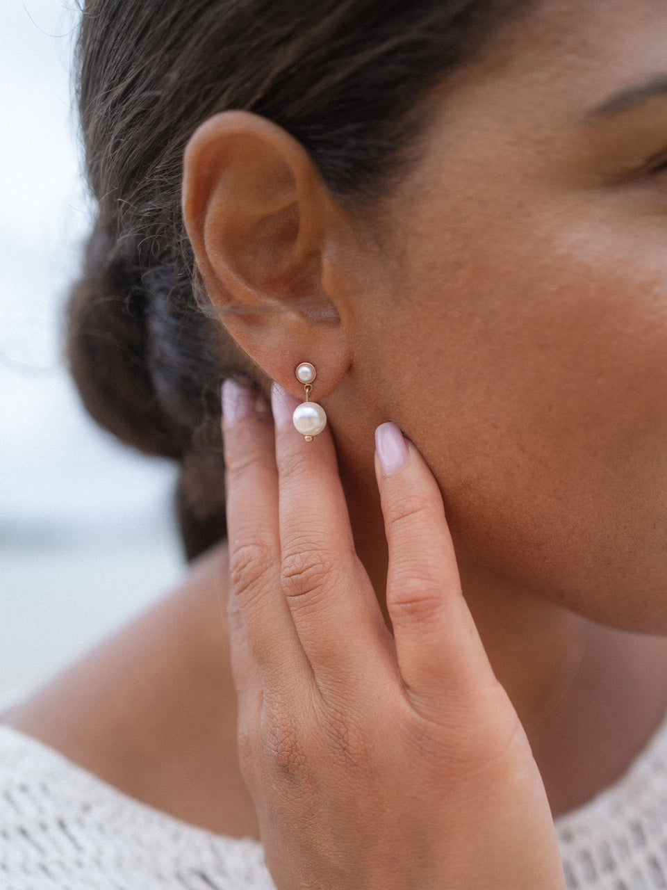 Elegante Perlenohrringe von PURELEI, in zartem Weiß, feminin und stilvoll.