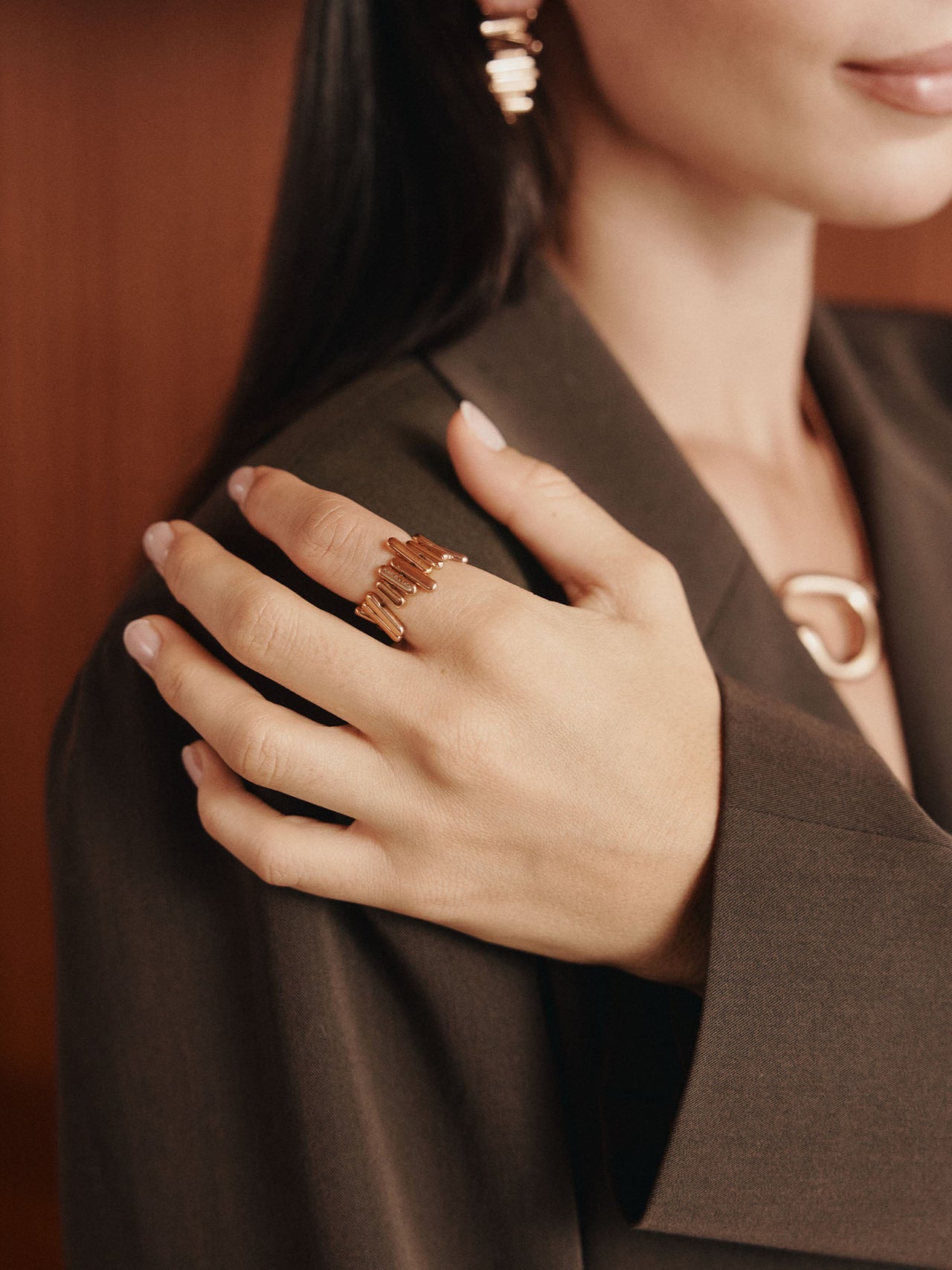 Roségoldener Ring mit Wellenstruktur, getragen an elegantem Handgelenk, PURELEI.