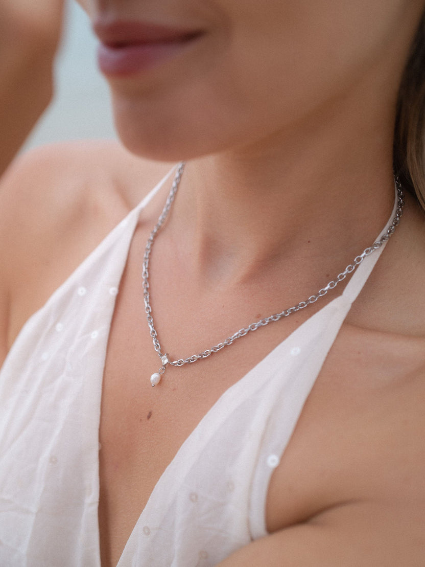Silberne Kette mit Muschel-Anhänger, getragen in tropischer Atmosphäre – PURELEI.