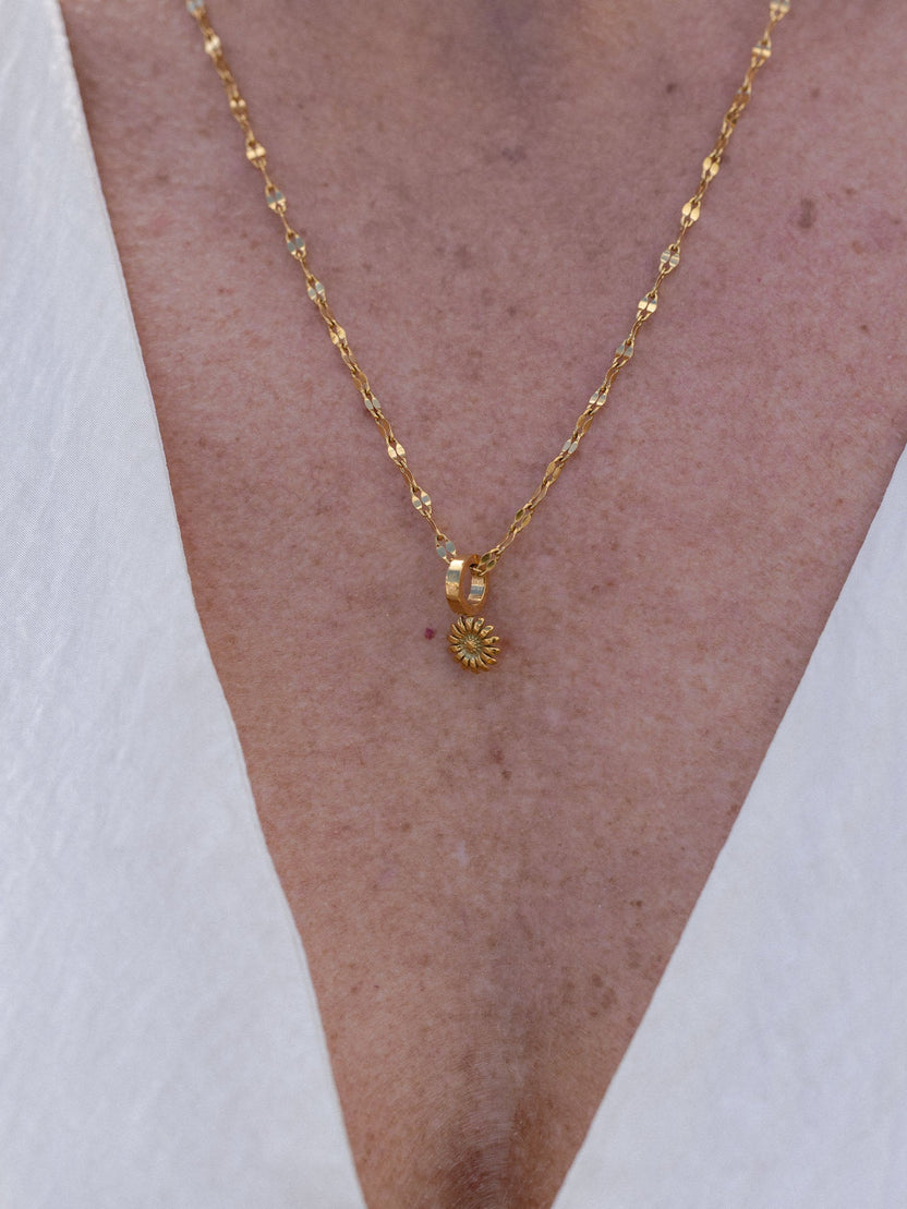 {"color":"Gold"}