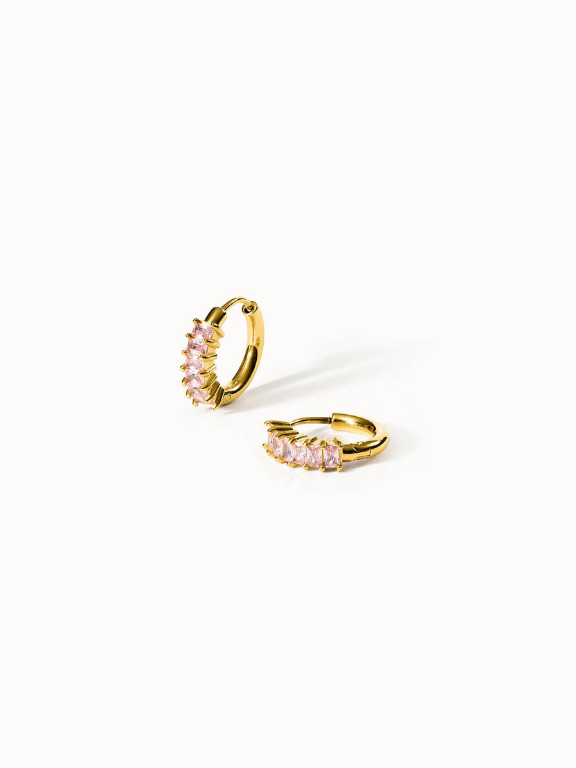 Goldene Creolen mit rosa Steinen, elegant und feminin, von PURELEI.