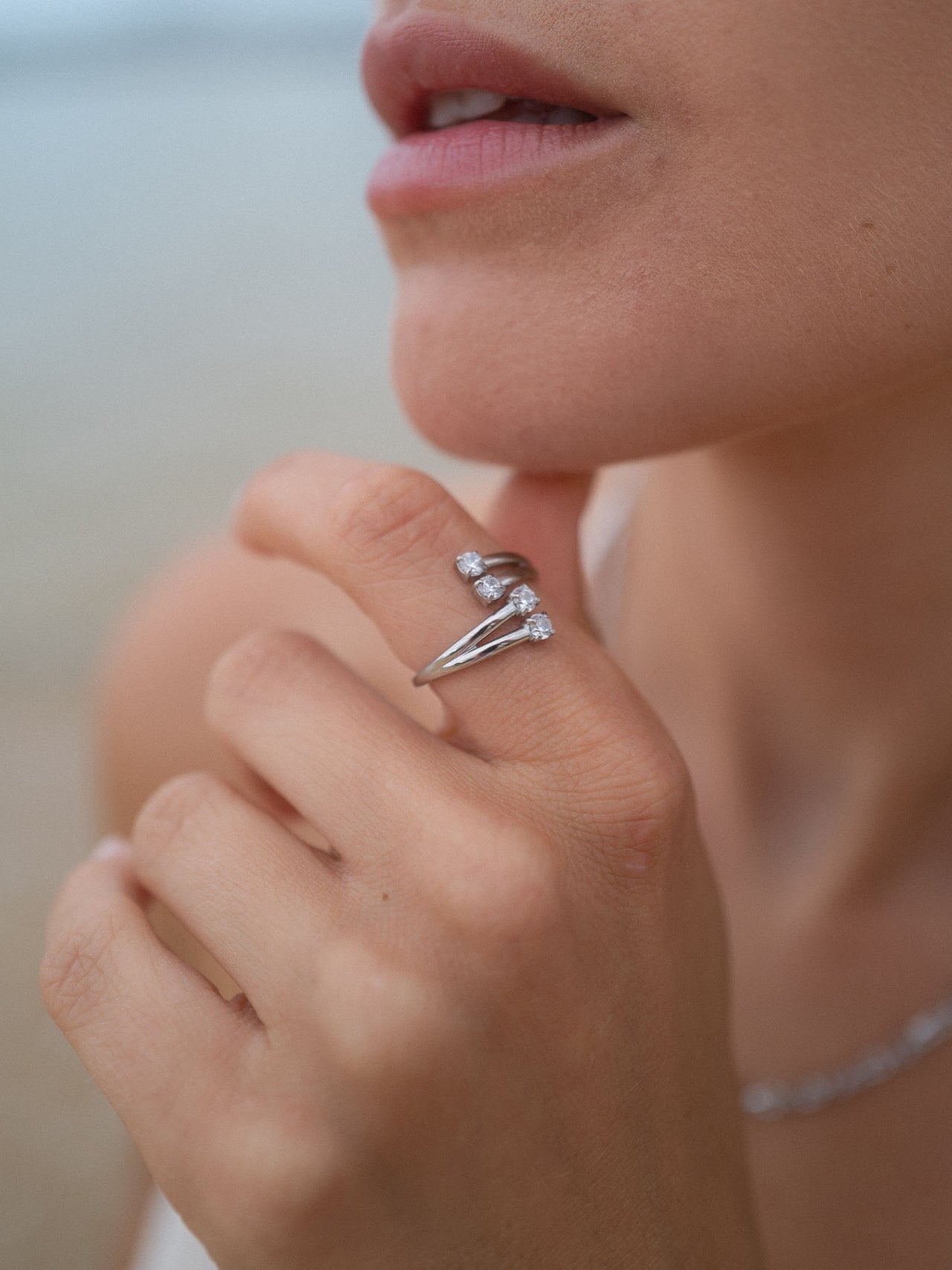 Silberner Ring mit funkelnden Steinen, getragen an der Hand, PURELEI inspiriert.