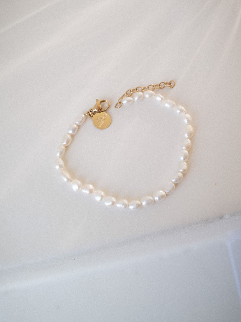 Pearlfection Perlenarmband mit weißen Süßwasserperlen und vergoldetem Verschluss, pure feminine Eleganz von PURELEI