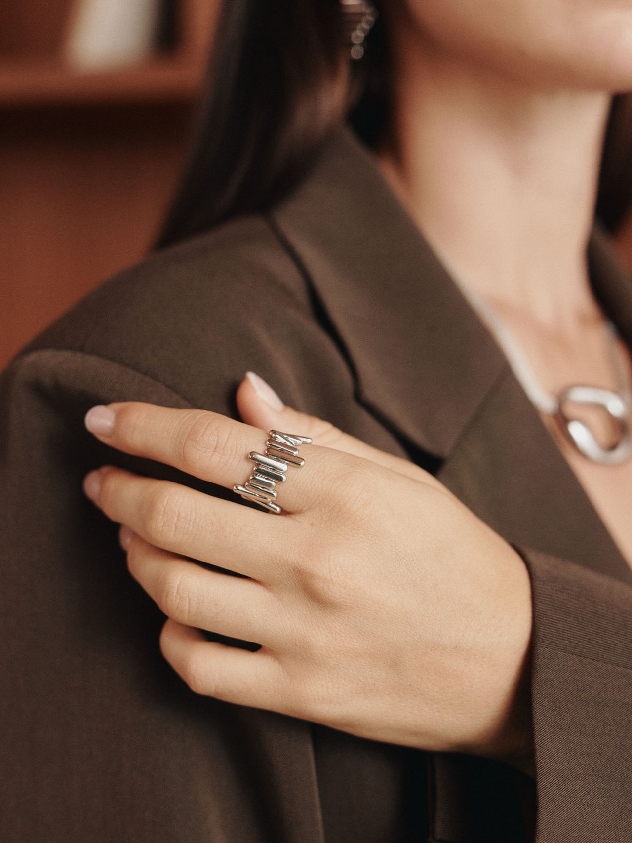 Eleganter Ring aus Silber mit modernem Design, getragen an einer Hand, PURELEI.