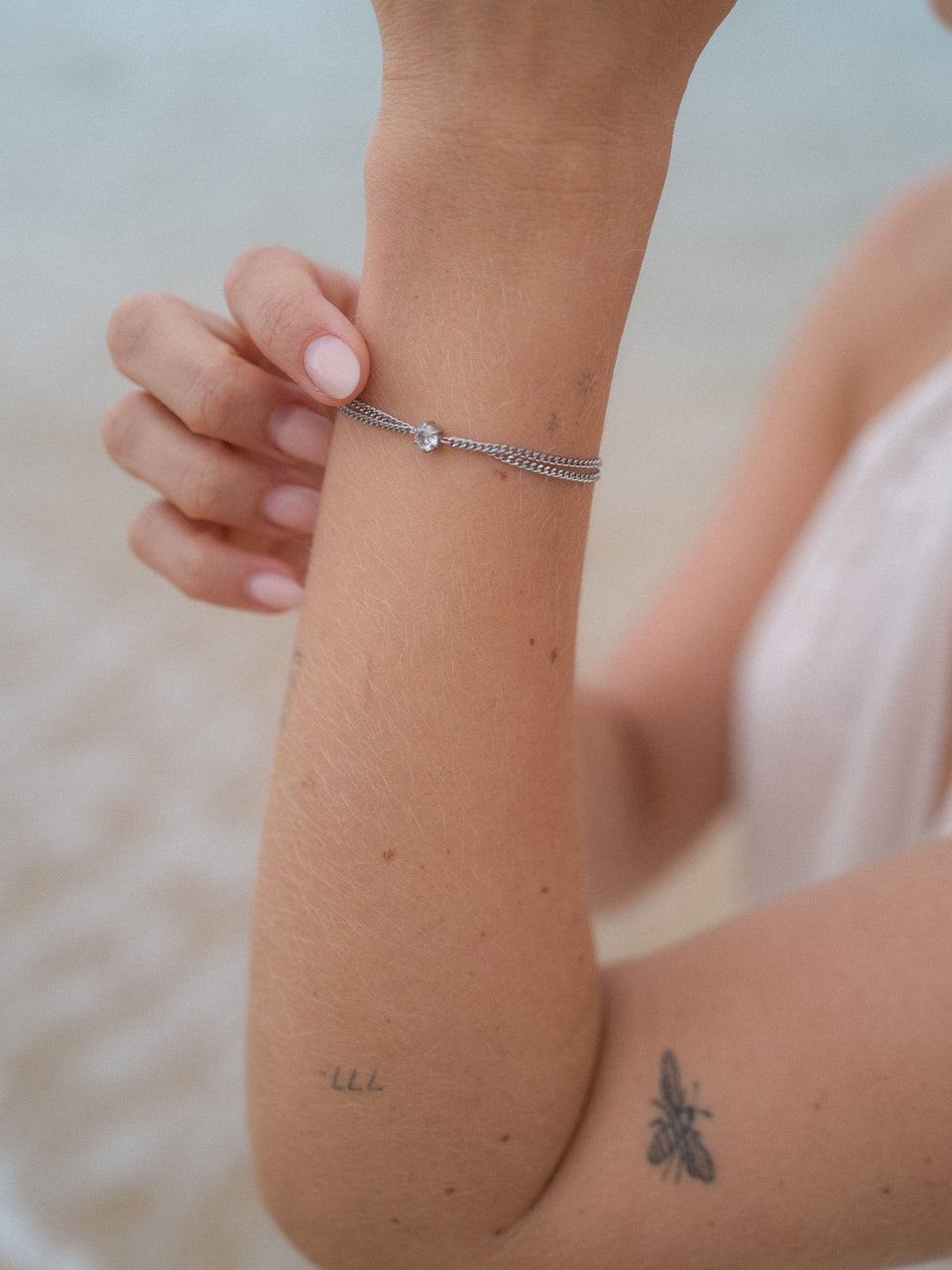 Silbernes Armband mit funkelndem Stein, getragen am Handgelenk, PURELEI-Design.