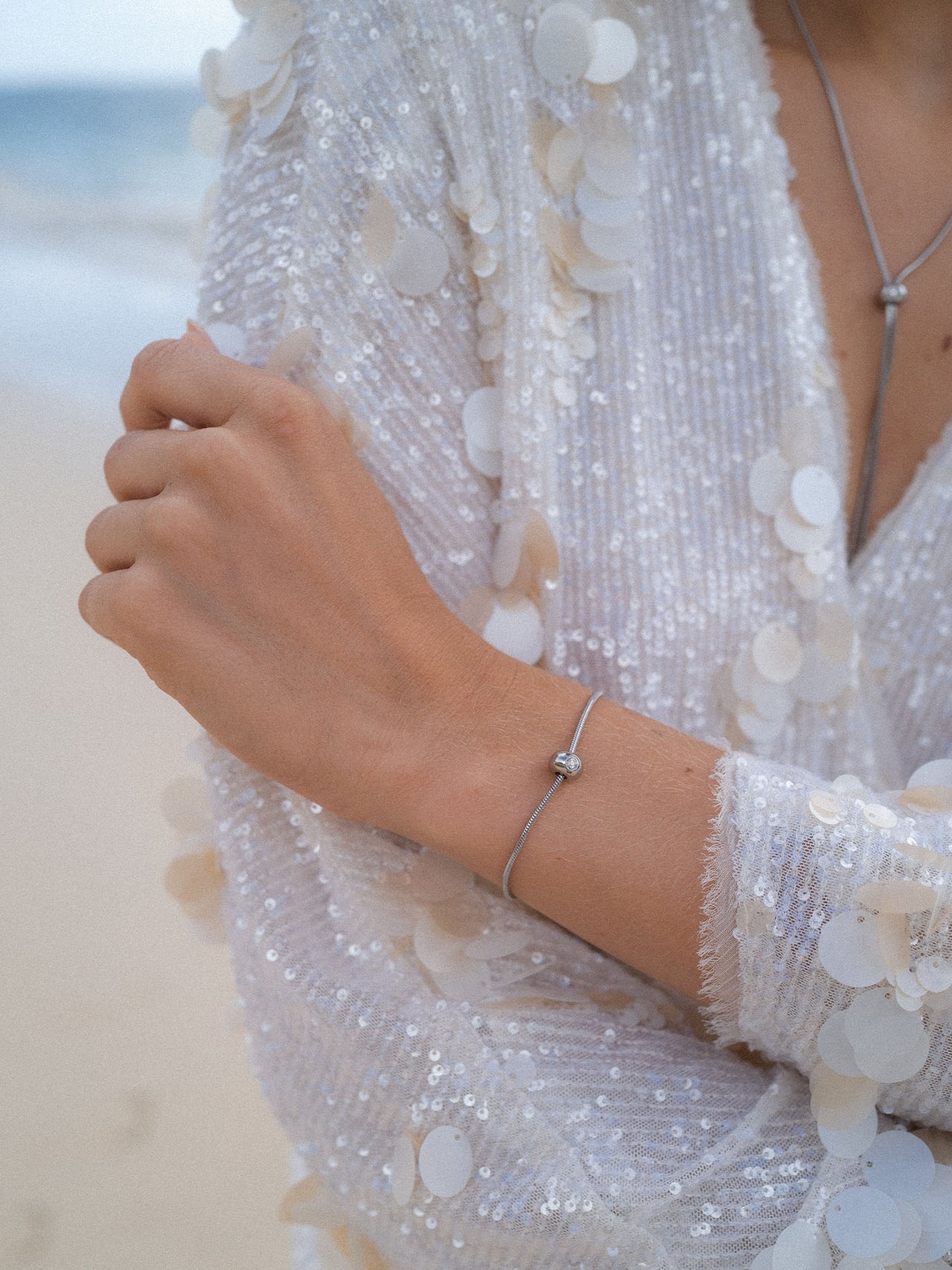 Silbernes Armband mit zartem Design, getragen in eleganter Umgebung – PURELEI.