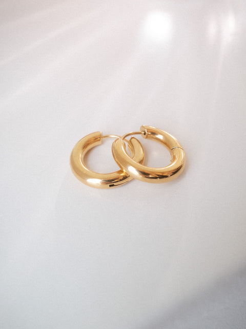 PURELEI Small Glamorous Ohrringe aus 14K vergoldetem Edelstahl, glänzend und elegant, strahlen zeitlose Weiblichkeit aus.