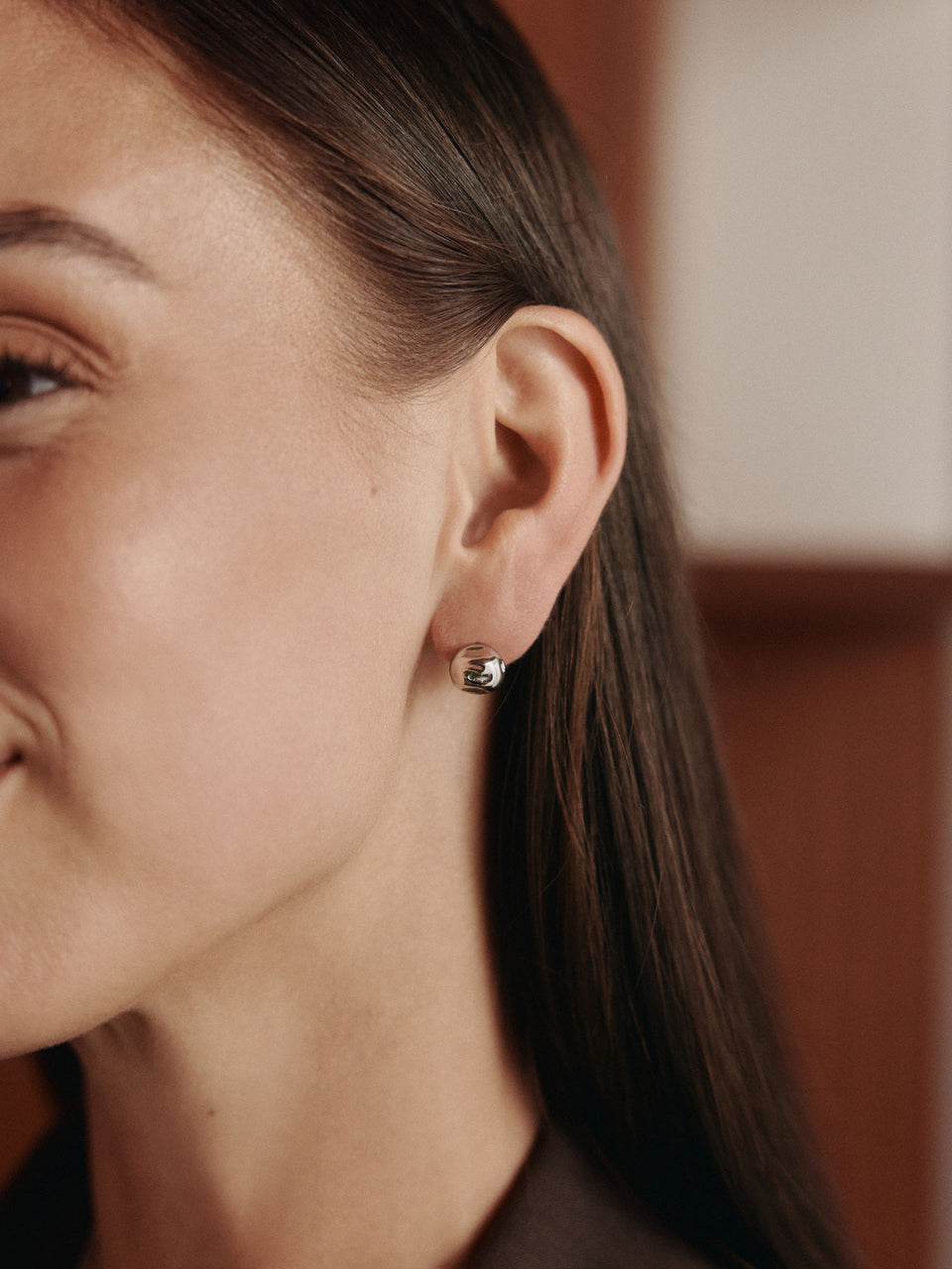 Roségoldene Creolen mit elegantem Design, getragen von einer Frau, PURELEI.