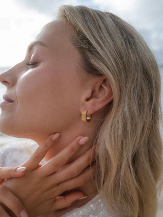 Roségoldene Creolen von PURELEI, elegant und modern, strahlen feminine Leichtigkeit aus.