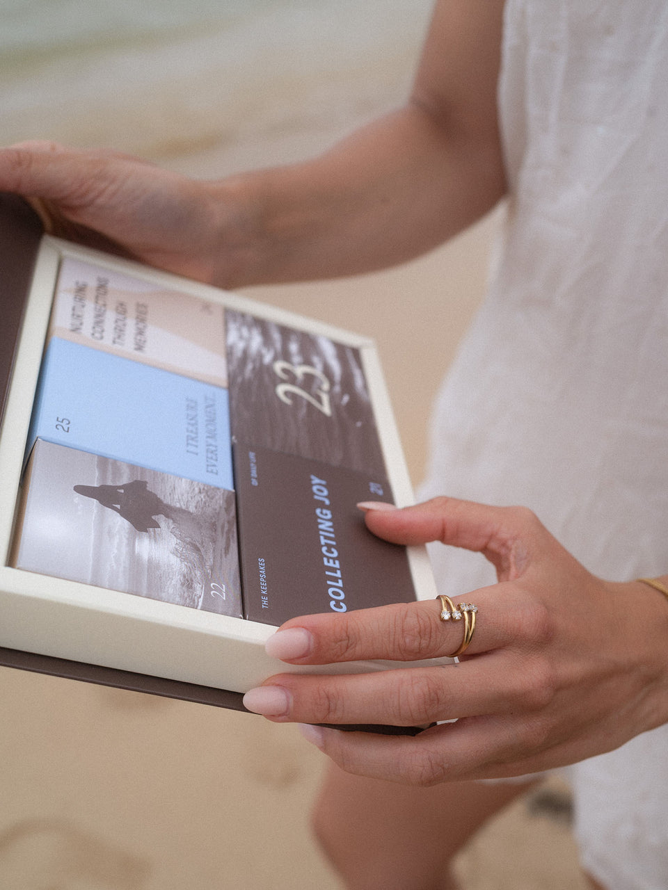 Silberne Ringe von PURELEI, elegant und modern, gehalten in sanfter Strandatmosphäre.