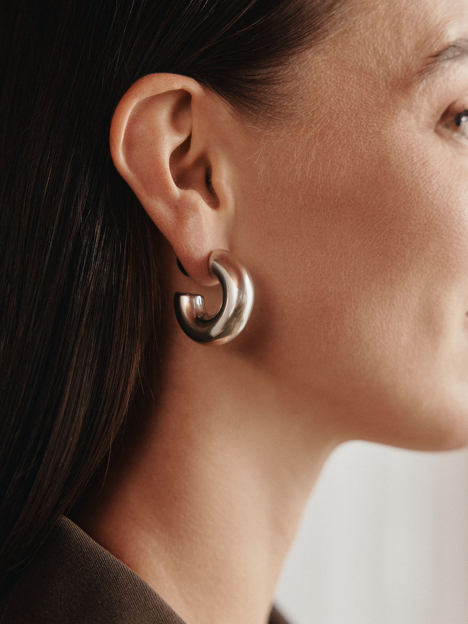 Elegante, roségoldene Creolen von PURELEI, modern und feminin, strahlen zeitlose Schönheit aus.