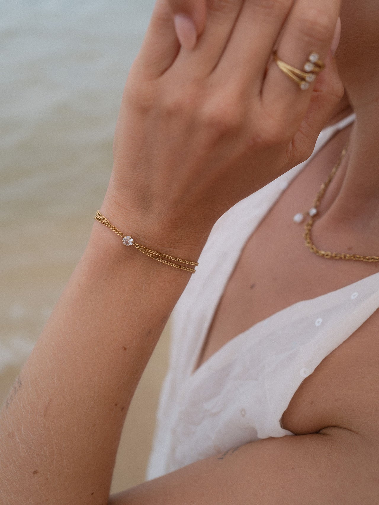 Roségoldenes Armband mit funkelndem Stein, getragen am Handgelenk, PURELEI-Style.