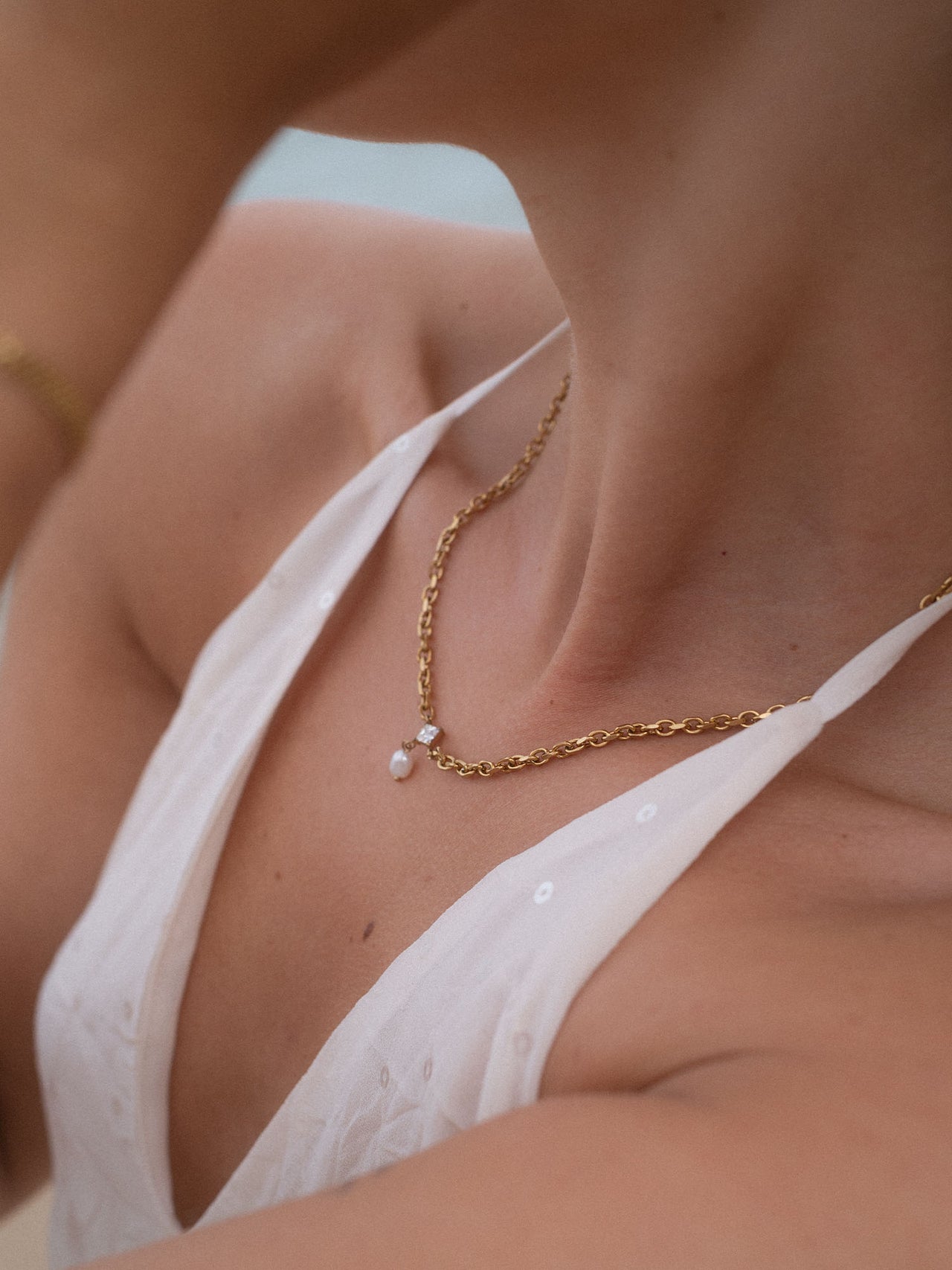 Roségoldene Kette mit Muschel-Anhänger, getragen in tropischer Leichtigkeit – PURELEI.