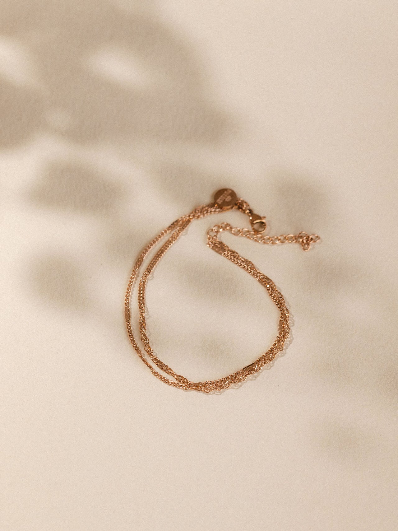 Zarte Roségoldkette mit feiner Struktur, elegant auf hellem Hintergrund, PURELEI.