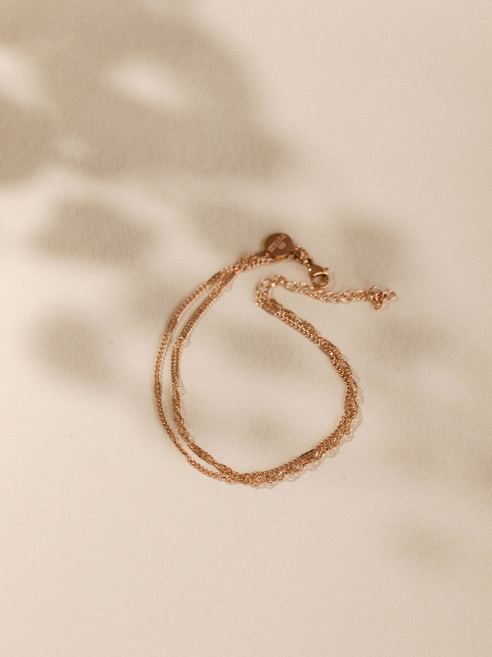 Zarte Roségoldkette mit feiner Struktur, elegant auf hellem Hintergrund, PURELEI.