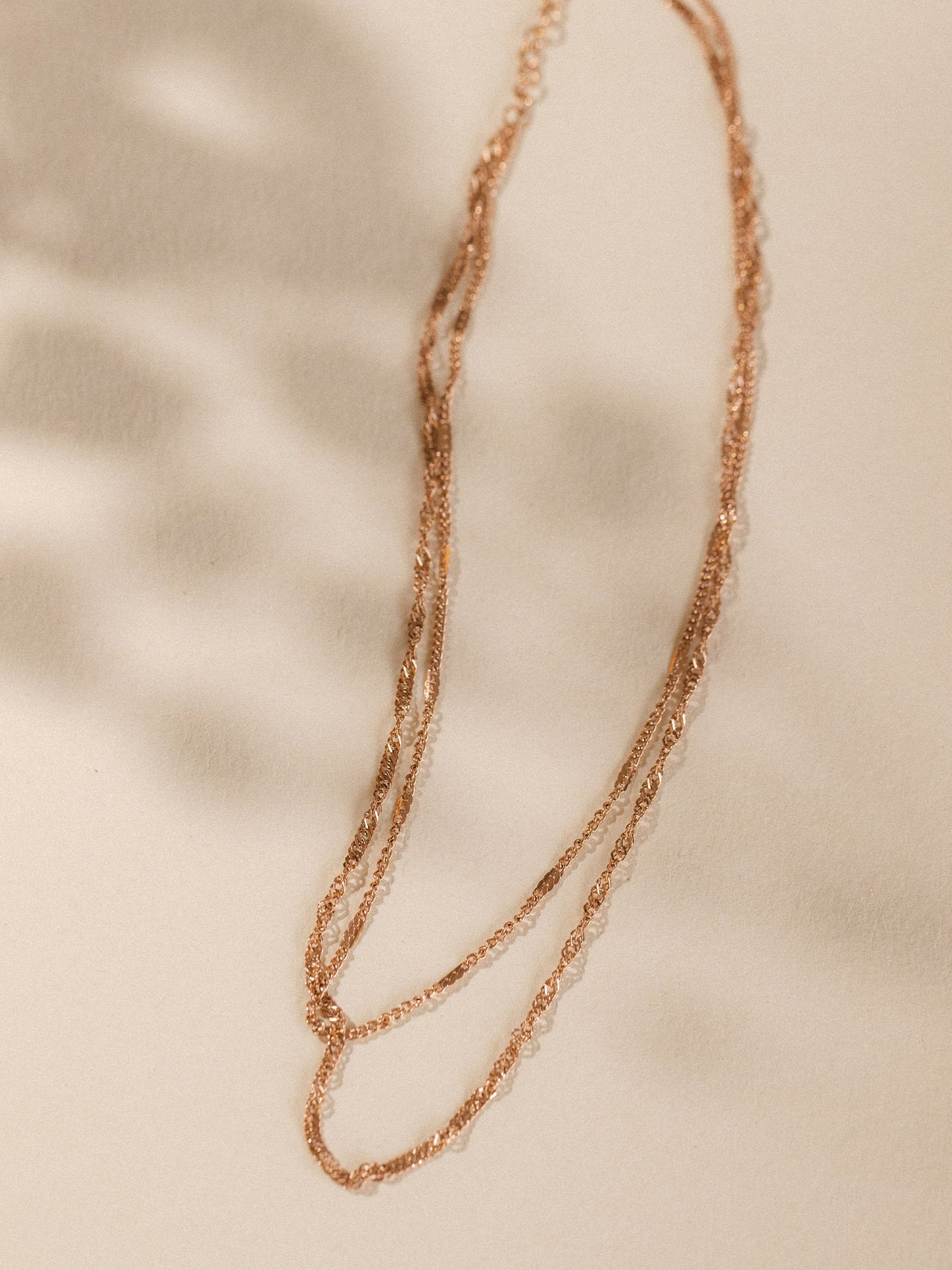 Zarte roségoldene Kette mit feinen Gliederungen, PURELEI, elegant und feminin.