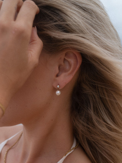 Elegante Perlenohrringe von PURELEI, in sanftem Weiß, für einen femininen Look.