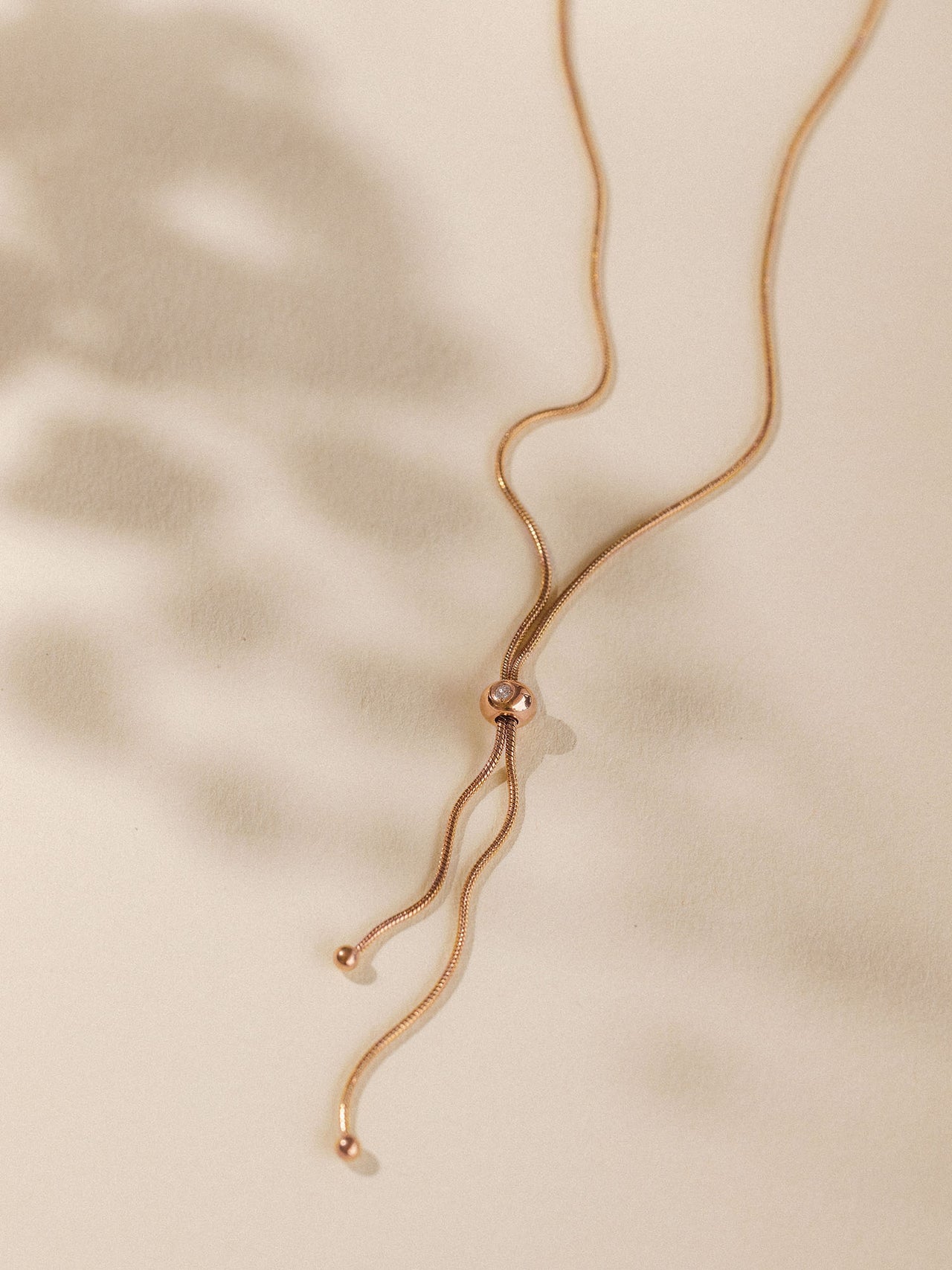 Roségoldene Kette mit geschwungenem Design, PURELEI, elegant und feminin.