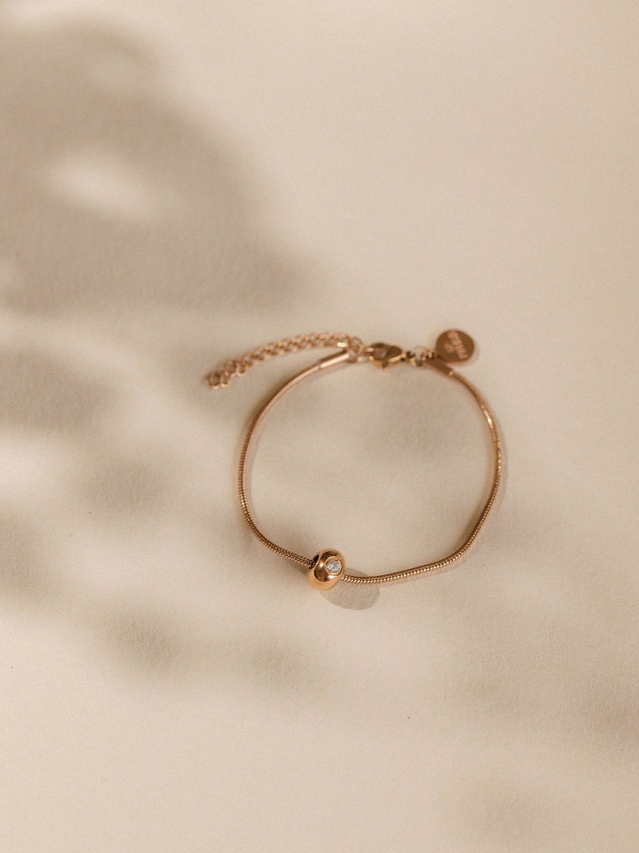 Zartes, roségoldenes Armband mit funkelndem Detail von PURELEI, elegant und feminin.