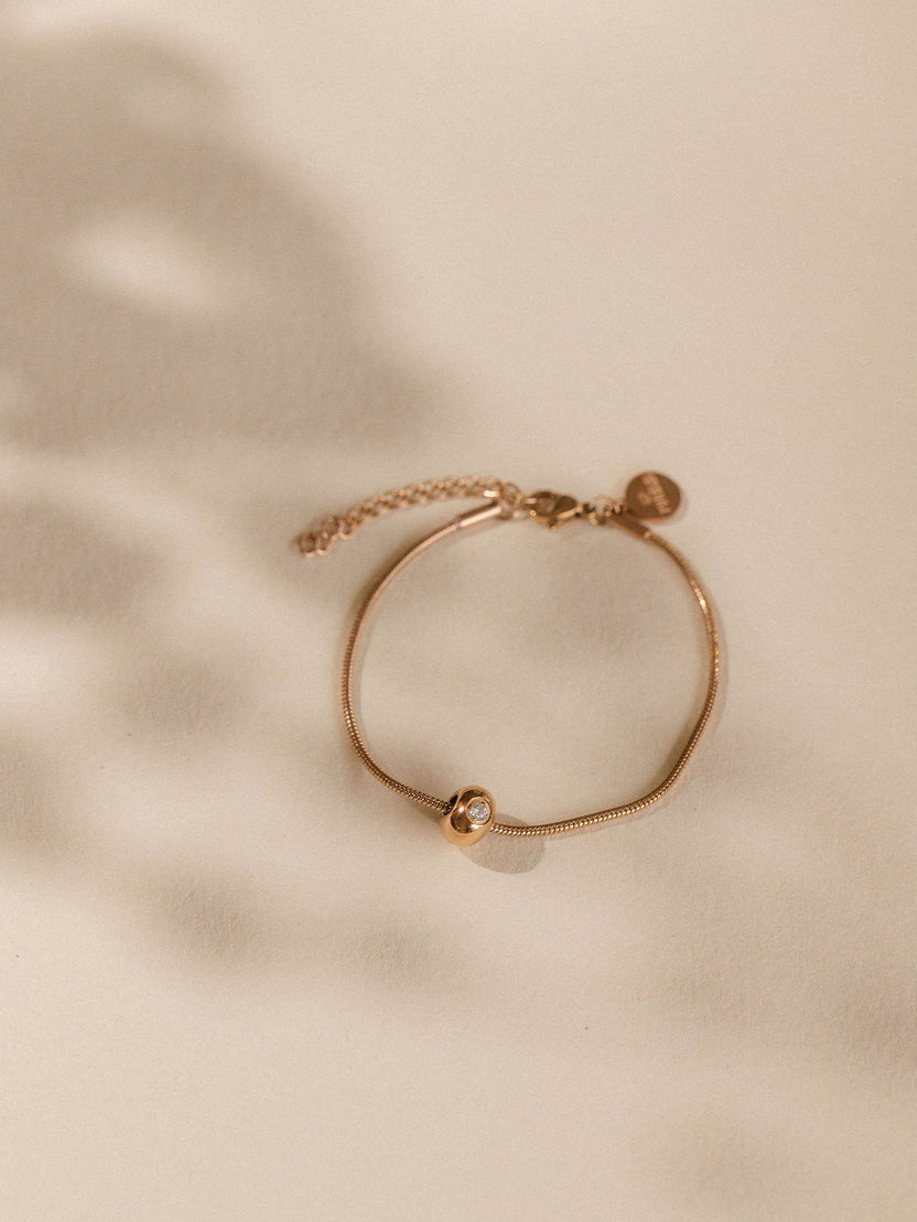 Zartes, roségoldenes Armband mit funkelndem Detail von PURELEI, elegant und feminin.