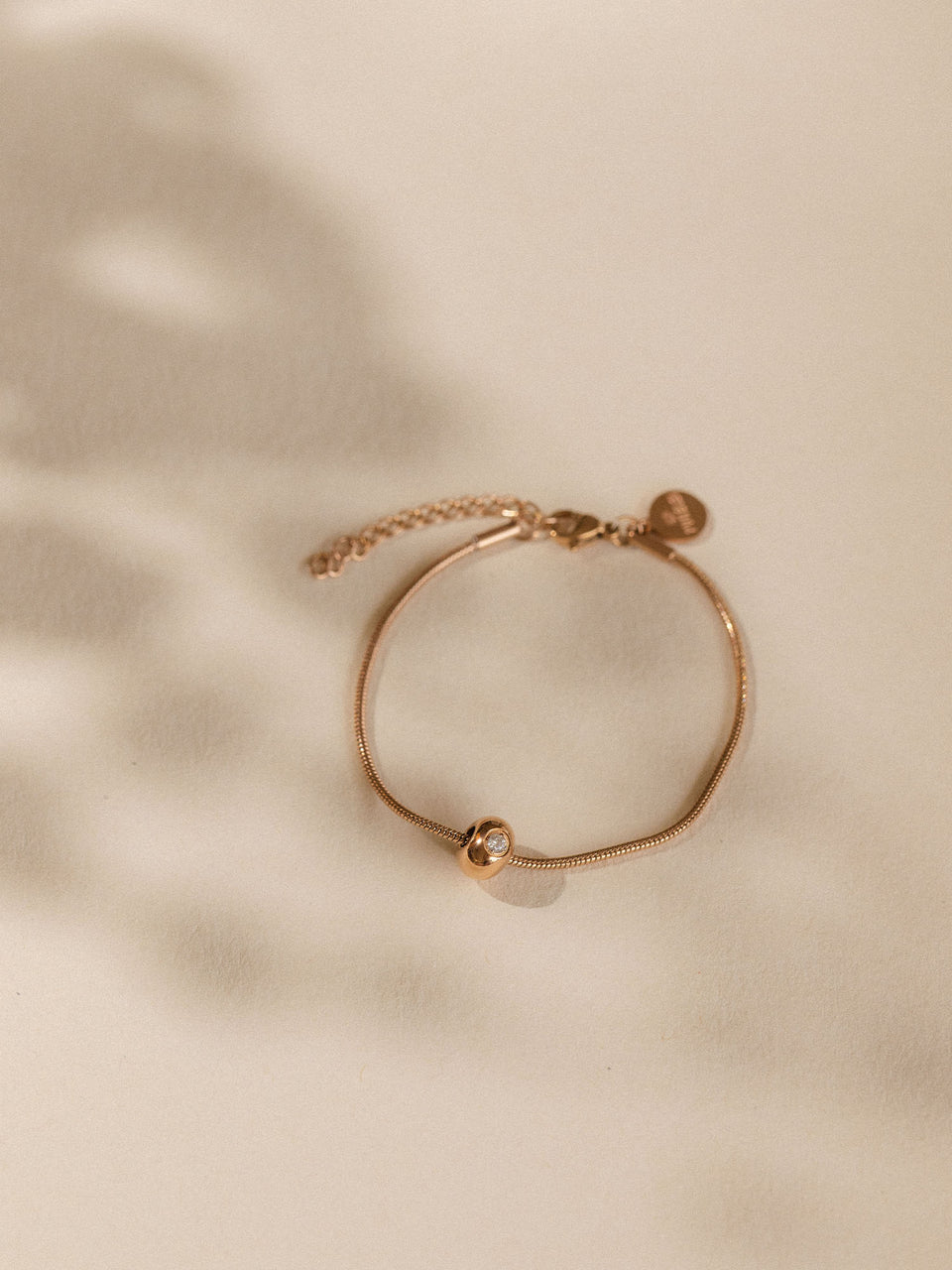 Zartes, roségoldenes Armband mit funkelndem Detail von PURELEI, elegant und feminin.