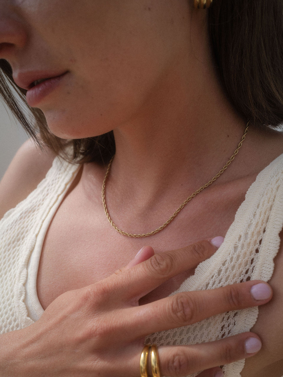 Roségoldene Kette mit feiner Struktur, getragen in sanfter Lichtstimmung – PURELEI.