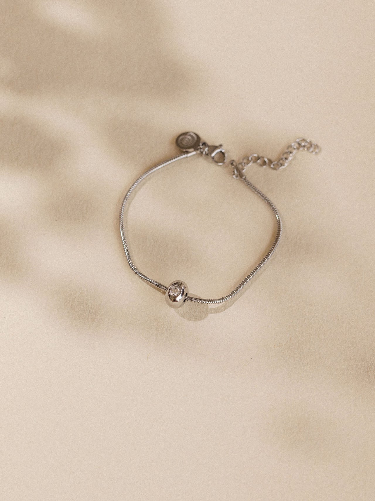 Silbernes Armband mit zartem Design, PURELEI, auf sanftem Hintergrund.