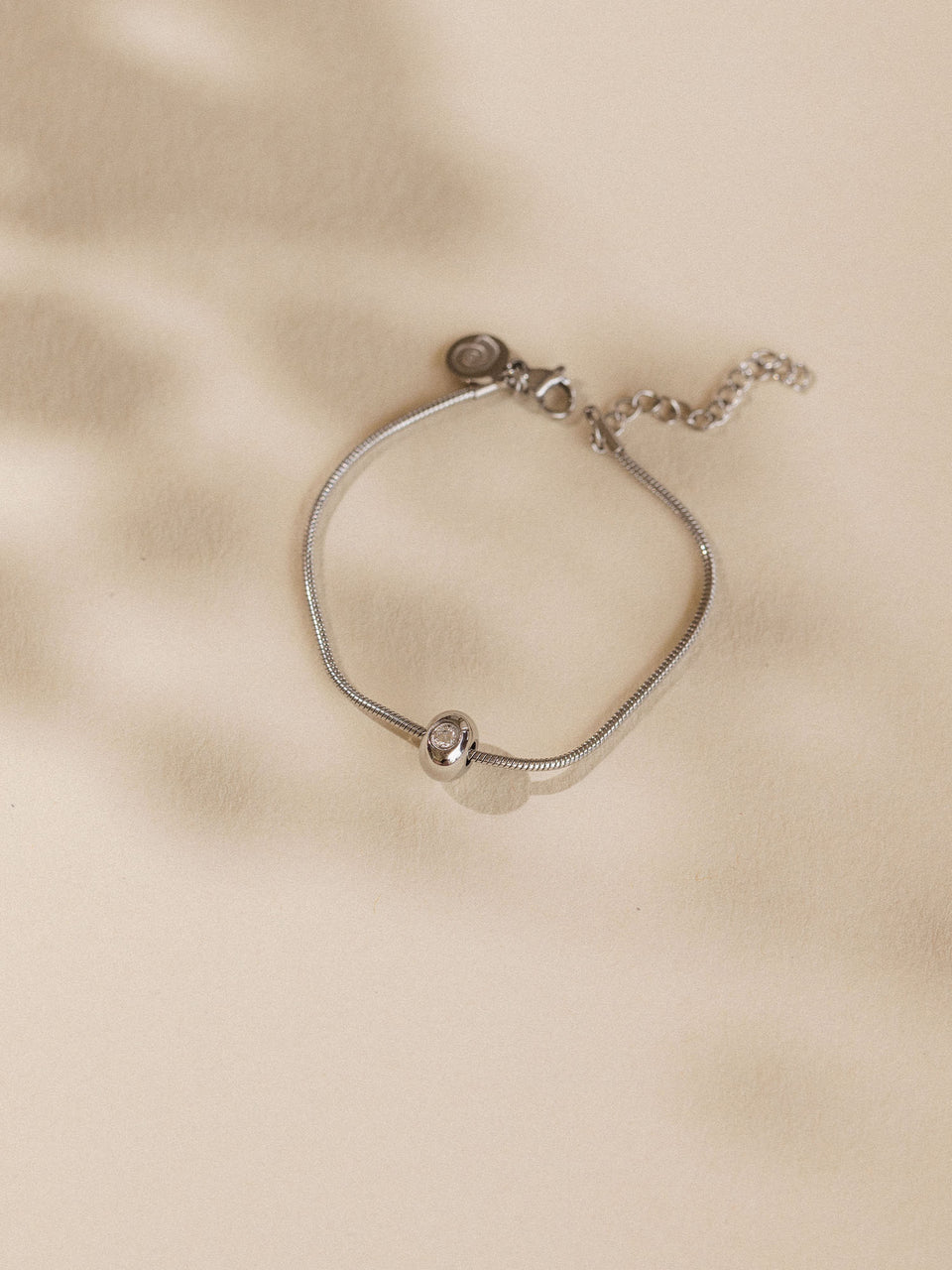 Silbernes Armband mit zartem Design, PURELEI, auf sanftem Hintergrund.