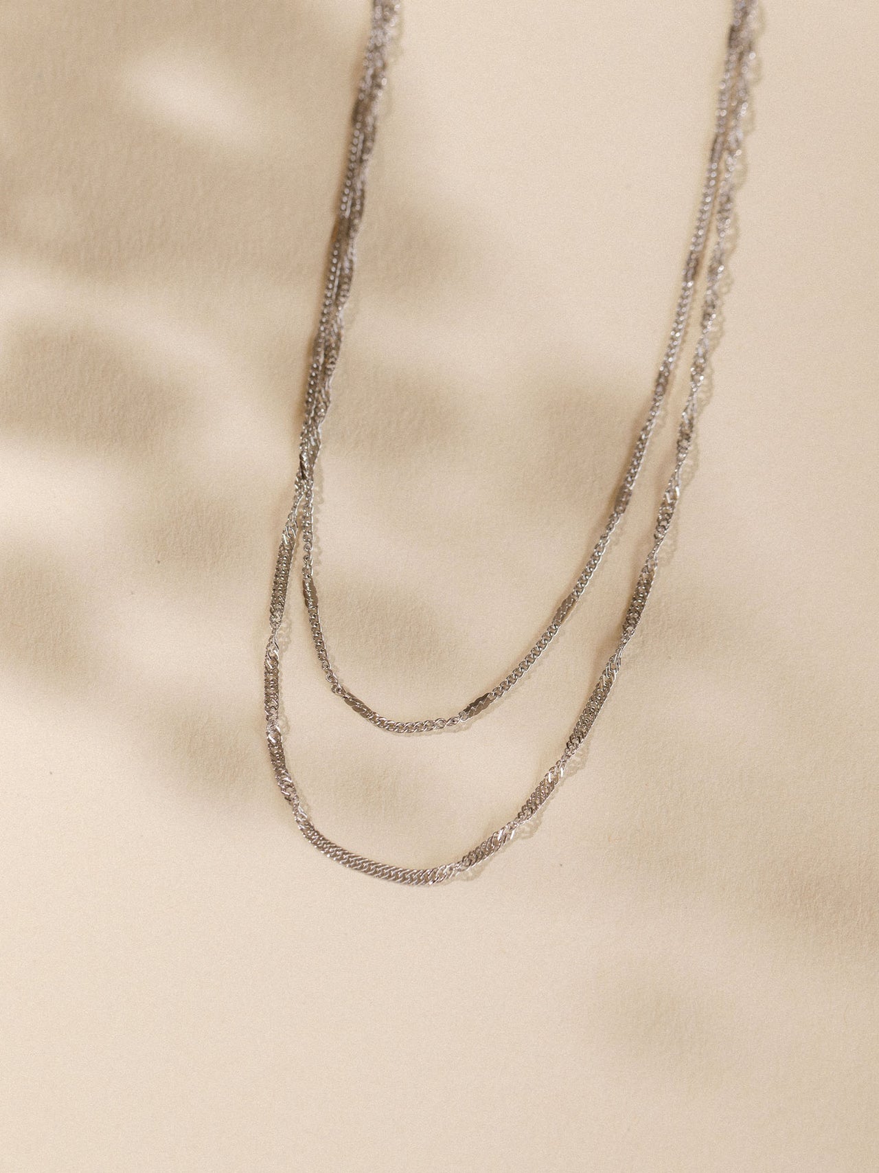 Zarte, goldene Kette mit feinen Gliederungen von PURELEI, elegant und feminin.