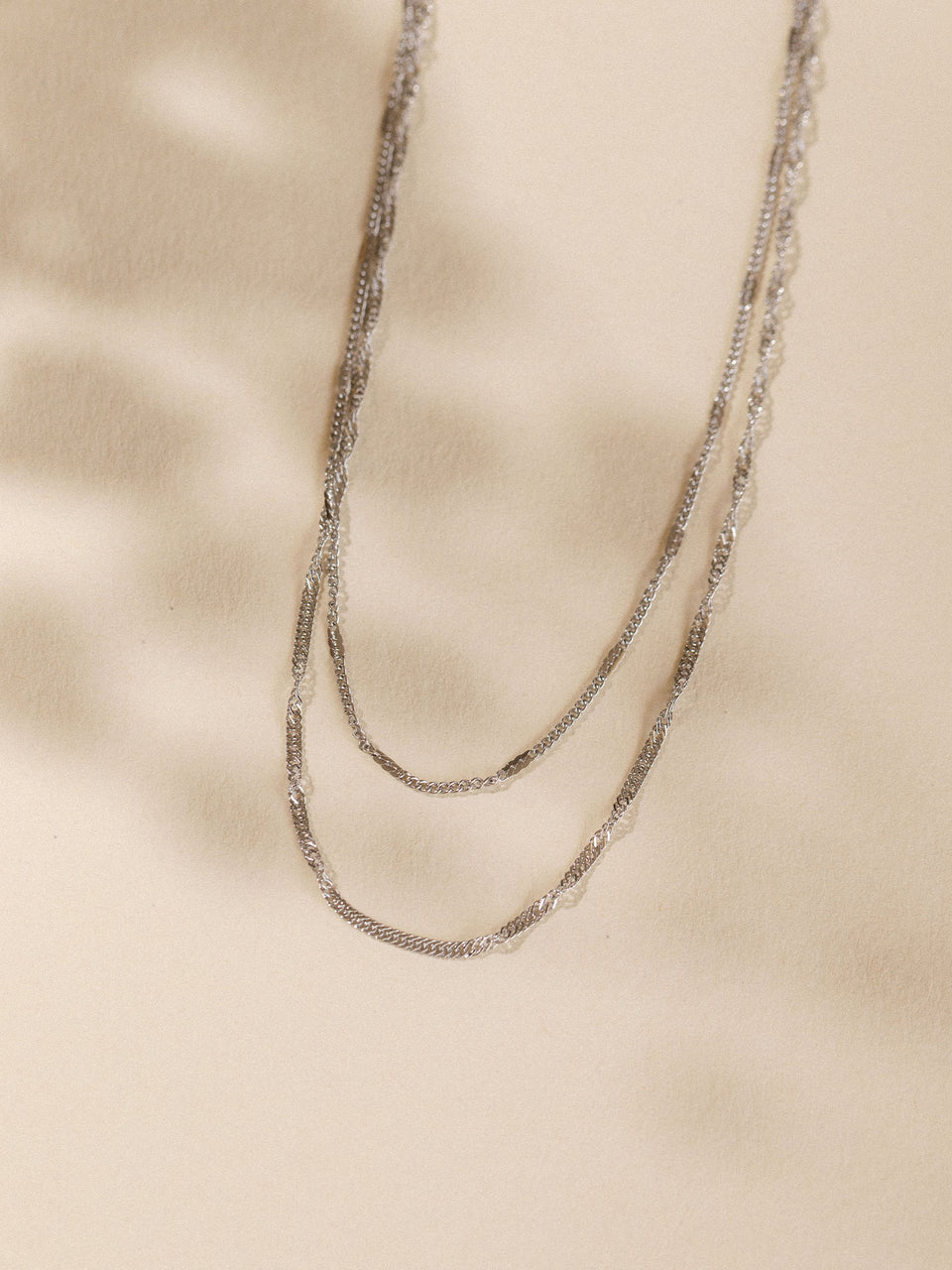 Zarte, goldene Kette mit feinen Gliederungen von PURELEI, elegant und feminin.