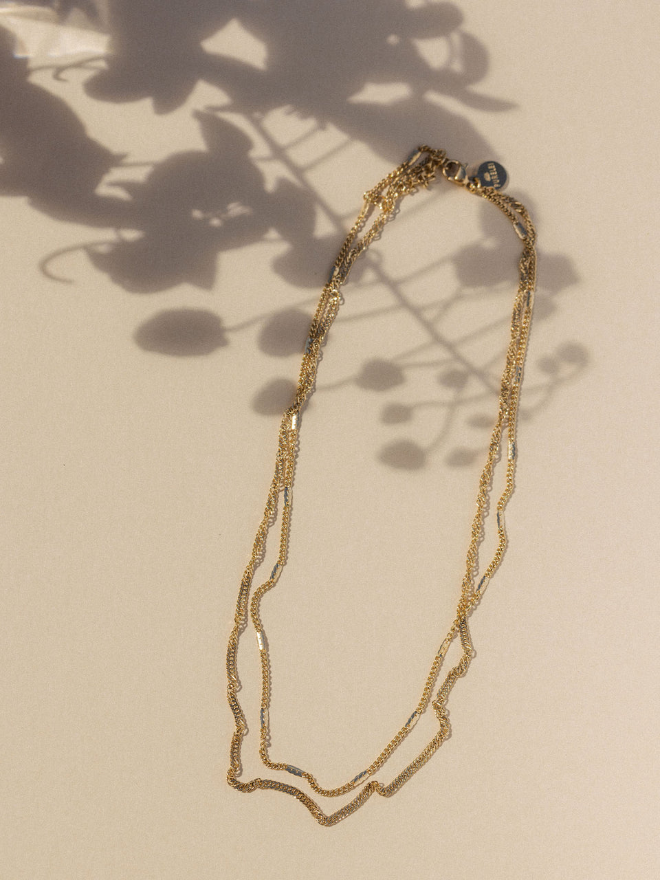 Mehrsträngige, goldene Kette von PURELEI mit zarten Linien und warmem Lichtspiel.