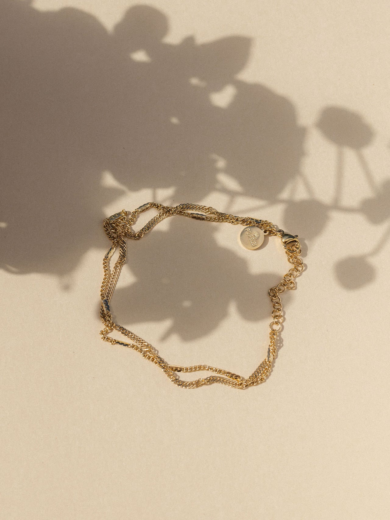 Silberne Kette mit feinen Gliedern und Anhänger, PURELEI, in sanfter Lichtstimmung.