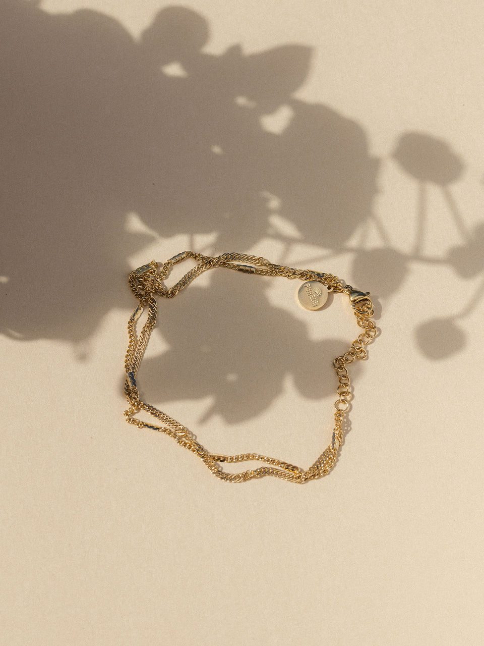 Silberne Kette mit feinen Gliedern und Anhänger, PURELEI, in sanfter Lichtstimmung.