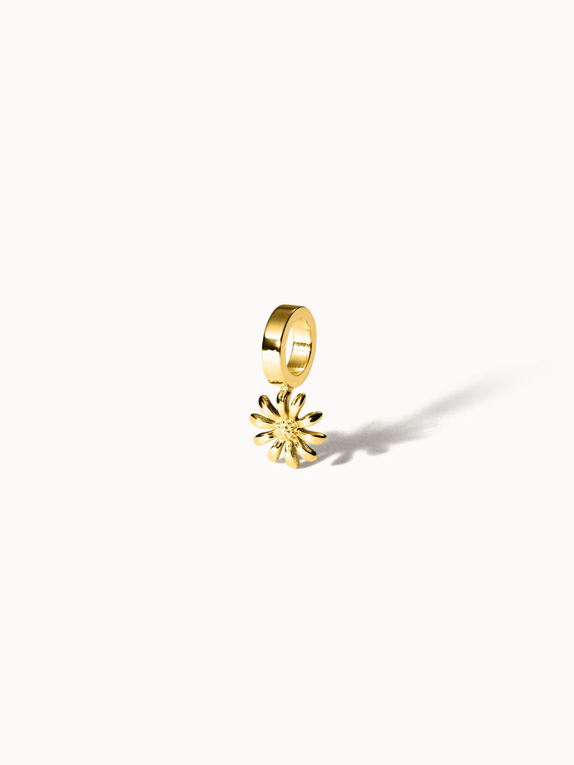 Aster Geburtsblume September Charm von PURELEI, 18K vergoldeter Edelstahl, filigranes Blumendesign vor hellen Hintergrund.